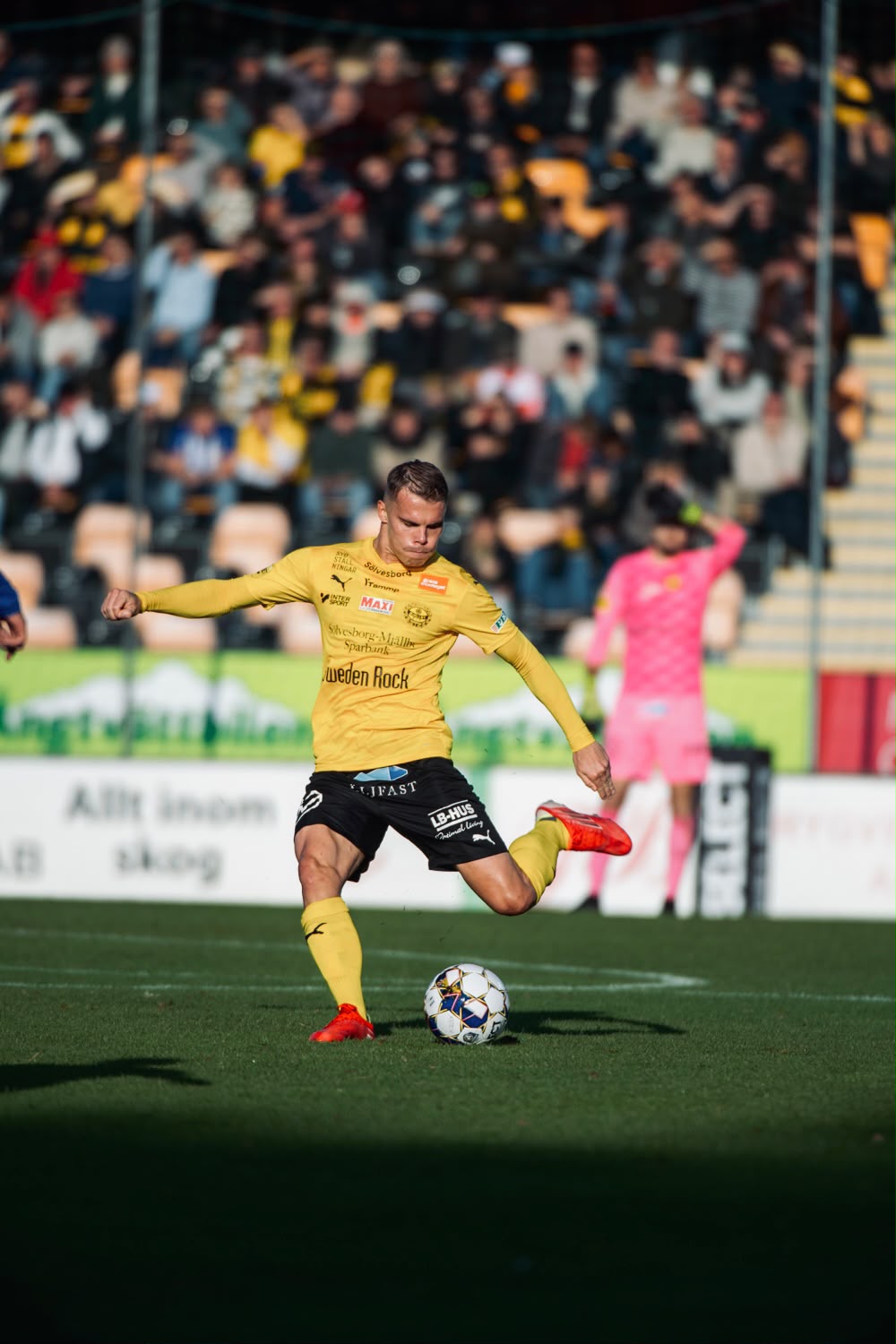 Elias Andersson slår en passning under match